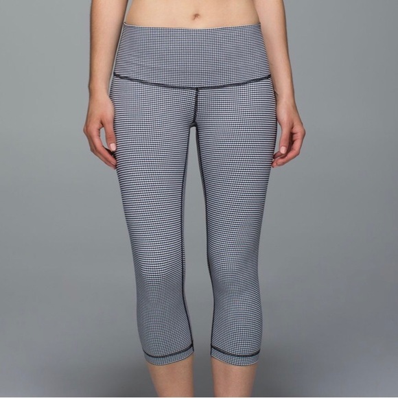 Lululemon Wunder Under cropped blue/white checked. Size 6 - Picture 6 of 6